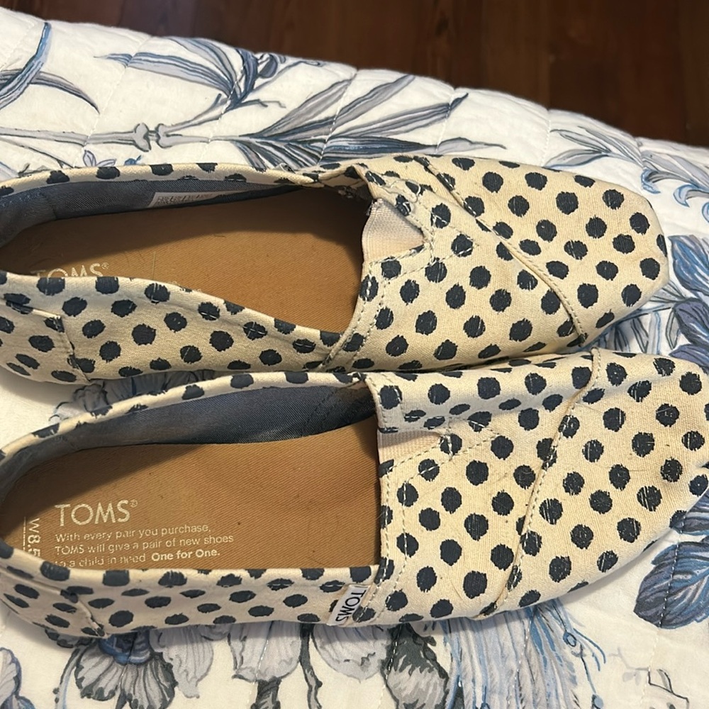 Woman’s Toms Shoes